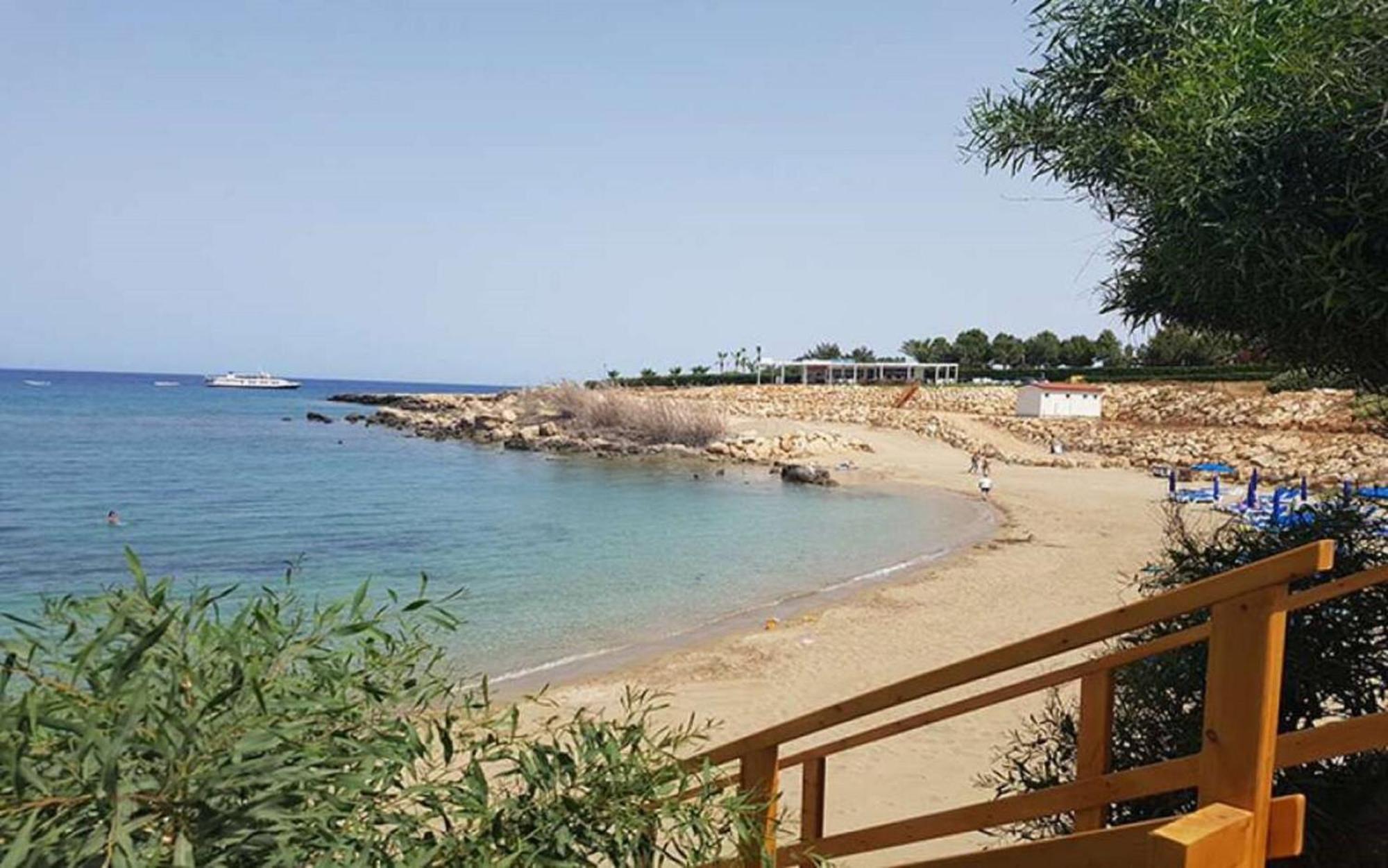 Villa Queen Eleanor Protaras Exteriör bild